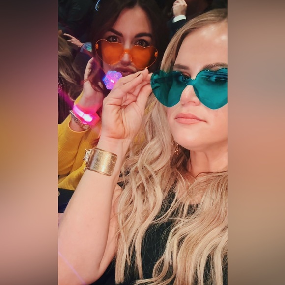 Meet your Posher, Elizabeth - Picture 3 of 5